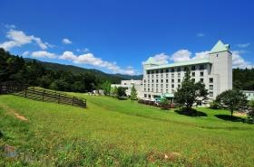 心地よい風、星空、雪化粧…四季折々の立地の中で働けます。