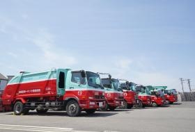 パッカー車やトラックで資源物の回収を行います。