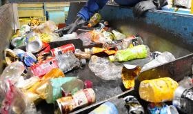 ベルトコンベアーに流れてくる缶・ペットボトル等を選別します。