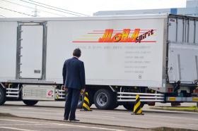 名阪急配トラックを眺める社長