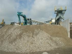 再生砕石を本社隣接の自社再生プラントにて常時生産しています