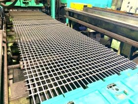 製品製造中（圧接）