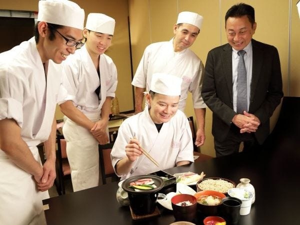 料理打合せの様子　２ヶ月ごとに　懐石料理内容が変わりますので、毎回プロの方に撮影いただきます。