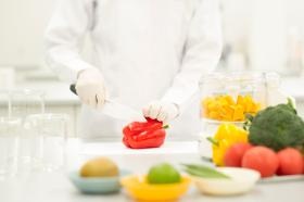 調理器具を用いて食品を刻んでいるところ