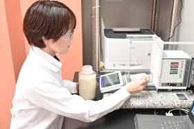 匙を使って秤で計量しているところ