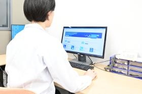 測定したデータをパソコンに入力する作業