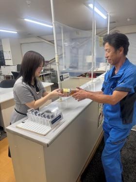 熱中症対策でドライバーさんにスポーツドリンクを