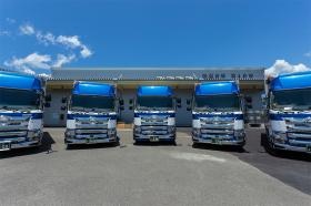 青空に映える弊社の青いトラック