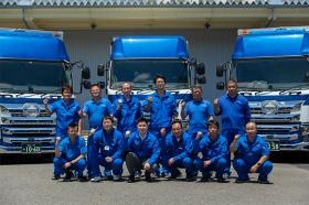 社長と一緒に集合写真