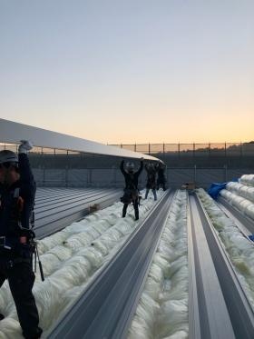 現場作業風景 みんなで力を合わせての作業。