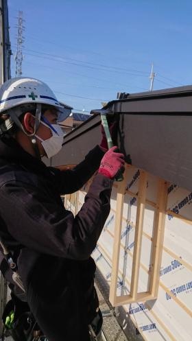 現場作業風景 板金学校や資格で技術習得も早いです。