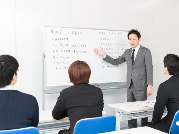 企業に向けた研修なども行っているので、研修に必要な資料などの発送も行います。