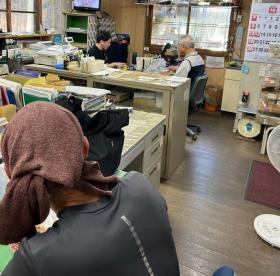 お昼の休息時間にくつろぐ従業員。