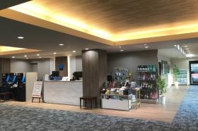 フロント・ロビー前