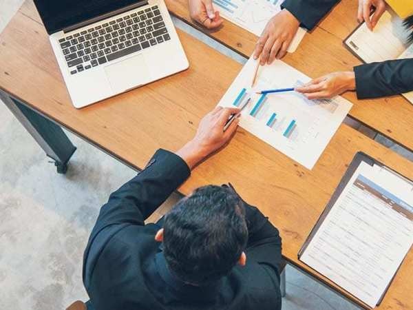 大手企業のような採用コストをかけることが難しく、採用に多くの人手を割くことができない中小企業に対して、当社は採用支援を提供しています。