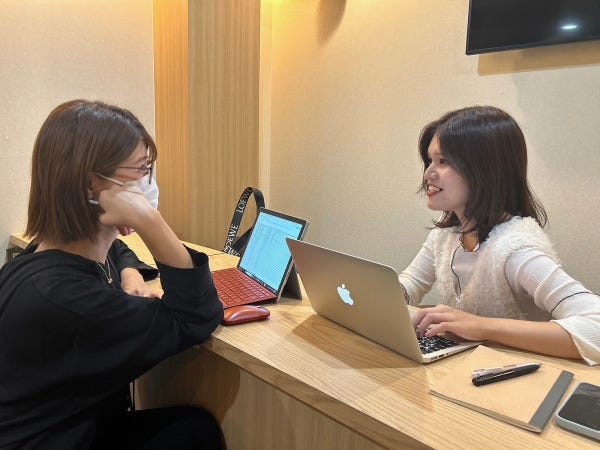 相談しながら進めることができ、わからないことはすぐに質問することもできます。