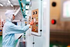 社員の機械操作風景です。簡単操作で誰でも同じ品質を保ちます。