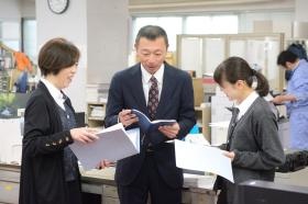 総務スタッフと営業との打合せ