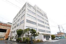 本社ビル正面玄関