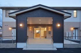 温かみのある玄関。スロープで車両の横づけも可能。