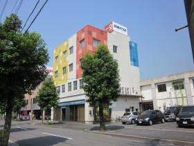 本社社屋です。カラフルな外壁です！