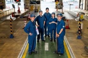 職員と車検場の様子