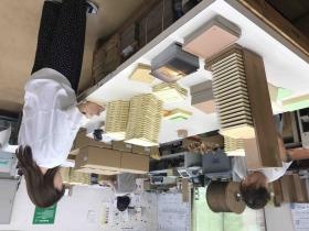 仕上げ加工スタッフ。