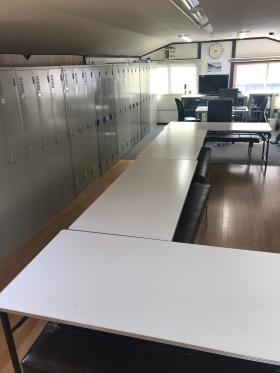 休憩室：鍵付き個人ロッカーあり！（たまに打合せもします）