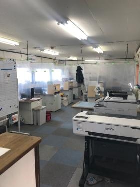 工事部事務所：個人机有、印刷機器も最新です！