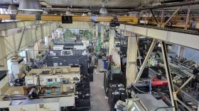 大小様々な工作機械を１００台以上保有しています。