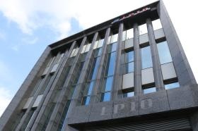 本社：４階建ての自社ビル