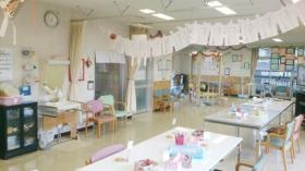 デイケア内の様子です。利用者様の作品が彩を与えてくれます。