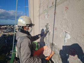 高所での作業風景。安全に配慮して取り組んでいます！