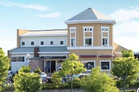 矢上バス停から徒歩５分。ダイレックス東長崎店正面の建物です！