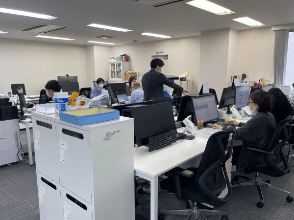 オフィス内部。それぞれPCを支給してストレスなく業務を行っていただけます！