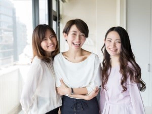 清潔感があり、業務に支障がなければ、服装・髪型・髪色、またピアスやネイルも男女関係なく自由です♪あなたらしいスタイルでお仕事できます◎