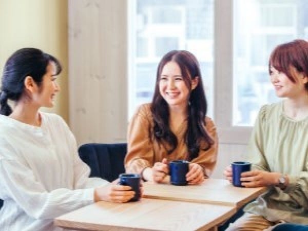 休憩室には冷蔵庫や電子レンジなどの設備はもちろん、無料Wi-Fiも完備しているから、ランチタイムや小休憩も充実♪