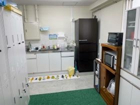 キッチンも明るく広いです（各人ロッカー完備）