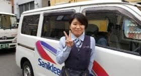 朝、さあ出発！１軒目のお客様の交換に笑顔で向かいます。