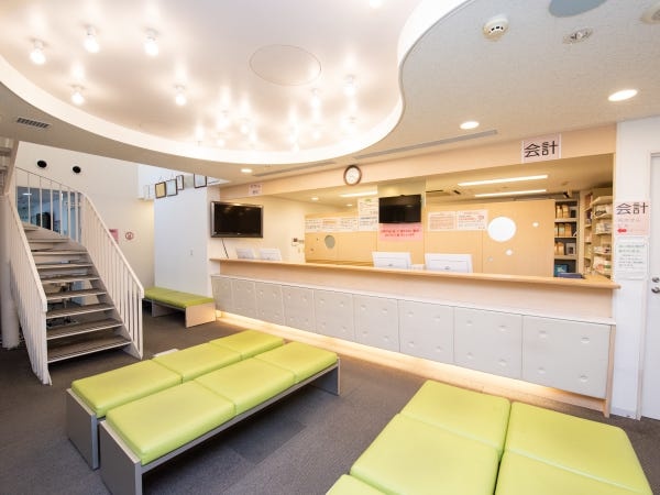 池袋クリニックの待合室です。おかげさまで高い評価をいただき、日々待合室は患者様でいっぱいです。