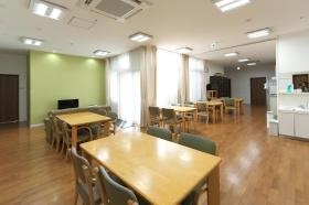 シュクレサレ八幡 ＧＨ利用者がくつろいだりしています