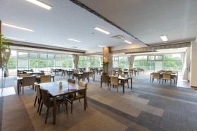 【レストラン】広い空間でお食事をお召し上がりください。