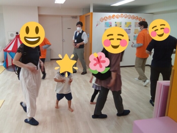 ■リズムウォークの様子です。個別療育+集団療育の２つを行います。