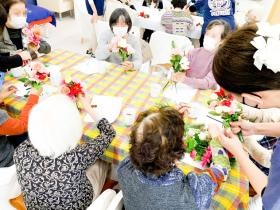 デイサービスの活動の様子１フラワーリース作り