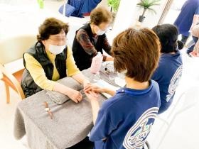 デイサービスの活動の様子２アロマハンドマッサージ