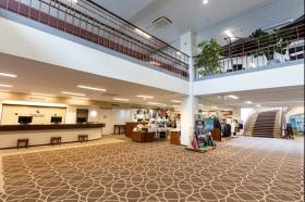 【ロビー】左カウンターがフロントです。