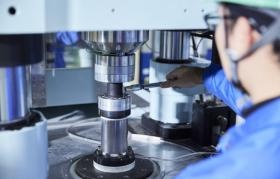 作業風景ー試験機装置の調整