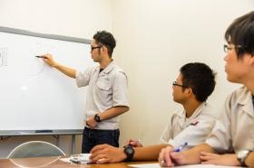 社内打ち合わせの様子