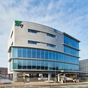 ５階建て自社ビルの本社です