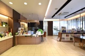 本社の接客スペース。明るい店内でお客様をお迎えしています！